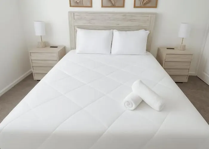 4br Luxury, Walk To Old Town, Arcade, Pool, 12 Guests